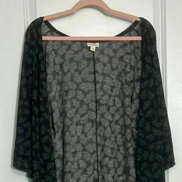 NWT! Small LULUROE Black with Faint White & Blue Abstract Pattern Cardigan - Picture 3 of 10